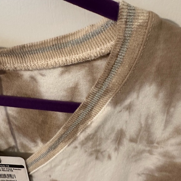 New Collection Tie Dye V-Neck Sweatshirt - Picture 6 of 8